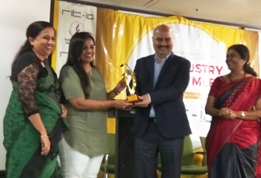 Manorama Infosolution CEOAshvini Danigond receiving RITIG Women entrepreneur of the Year 2017 at RIT 